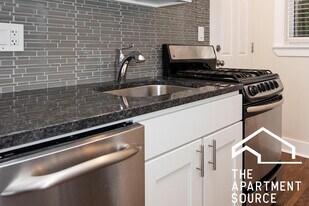 646.5 W Roscoe St, Unit 3N in Chicago, IL - Building Photo