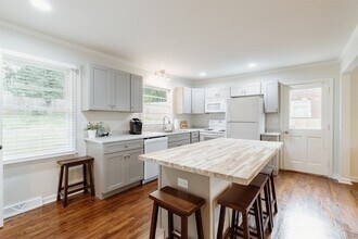140 Catlin Cir in Greenville, SC - Building Photo - Building Photo