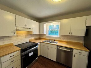 2004 Throckmorton St in Gainesville, TX - Building Photo - Building Photo