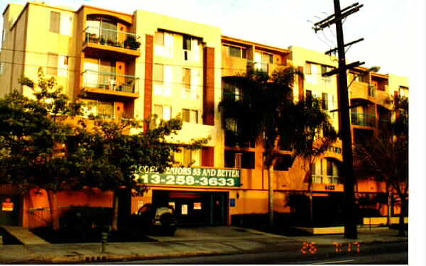 Villa Piedra in Los Angeles, CA - Foto de edificio - Building Photo