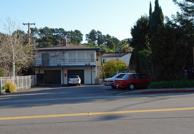 Flores Apartments in San Rafael, CA - Foto de edificio - Building Photo