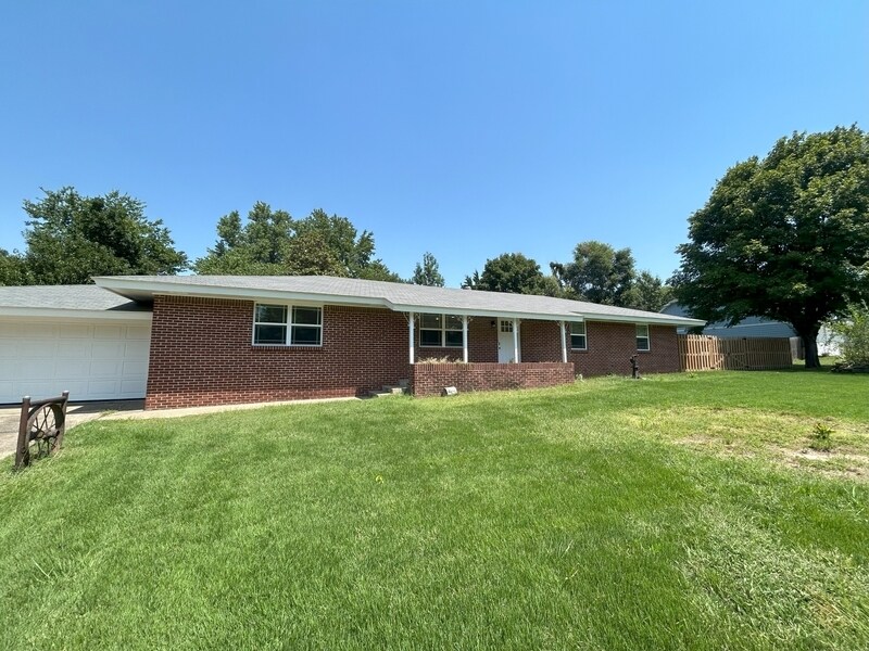 210 Sanders Ave in Springdale, AR - Foto de edificio
