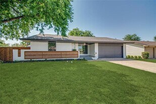 9036 Clearwater Dr in Dallas, TX - Building Photo