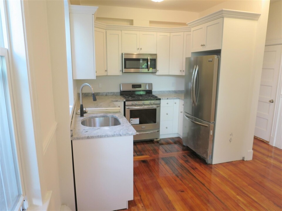 250 Summer St, Unit 1 in Somerville, MA - Building Photo