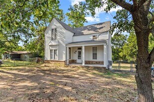 1211 W Owings St in Denison, TX - Building Photo
