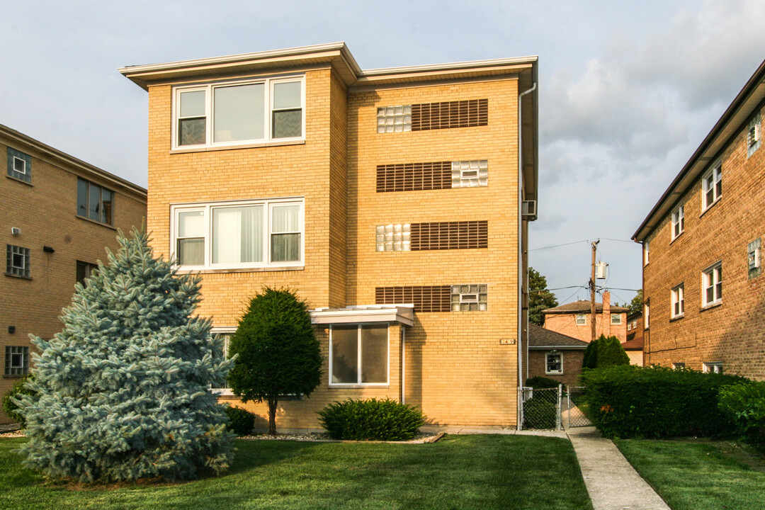 2419 N 77th Ct in Elmwood Park, IL - Building Photo