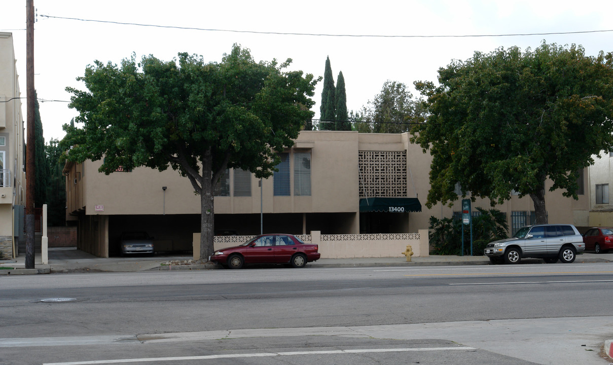 13400 Burbank Blvd in Van Nuys, CA - Building Photo