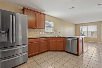 2002 Collins Rose Ct in Rosenberg, TX - Building Photo - Building Photo