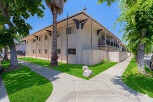 Plaza Estates in Sacramento, CA - Building Photo