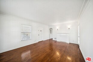 7758 Rosewood Ave in Los Angeles, CA - Building Photo