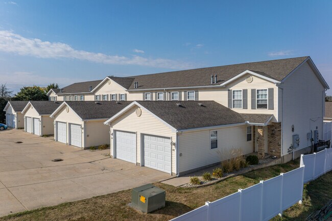 Arbour Walk Townhomes in Normal, IL - Foto de edificio - Building Photo