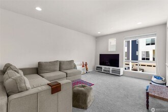 14715 Admiralty Way in Lynnwood, WA - Building Photo - Building Photo