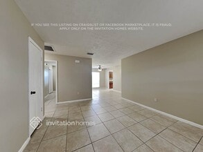 607 Barkfield St in Brandon, FL - Foto de edificio - Building Photo