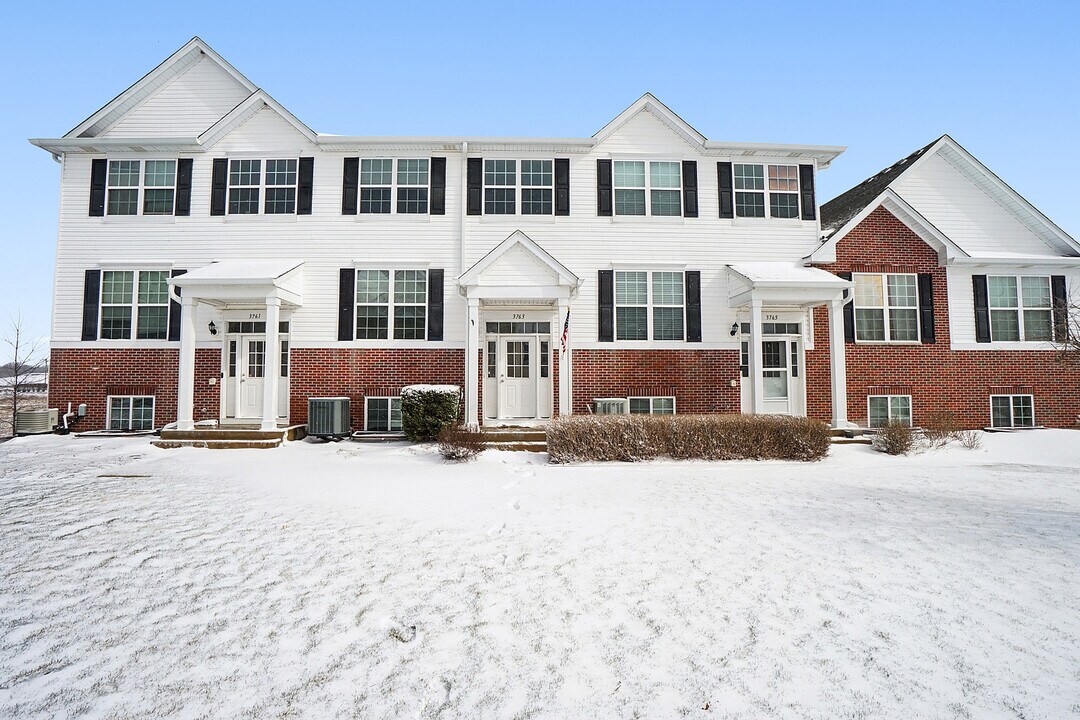 3763 Bailey Rd in Yorkville, IL - Building Photo