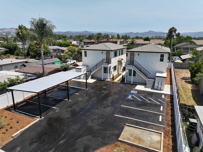 630 N Juniper St, Unit #624 in Escondido, CA - Foto de edificio - Building Photo