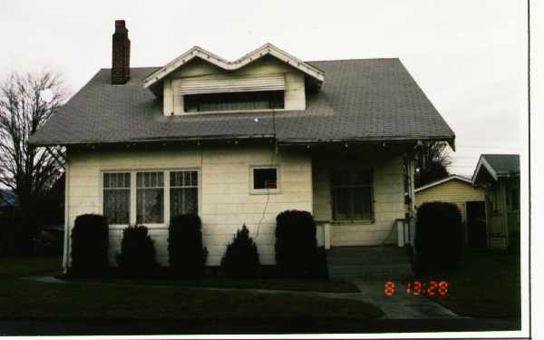 809 Ryan Ave in Sumner, WA - Foto de edificio