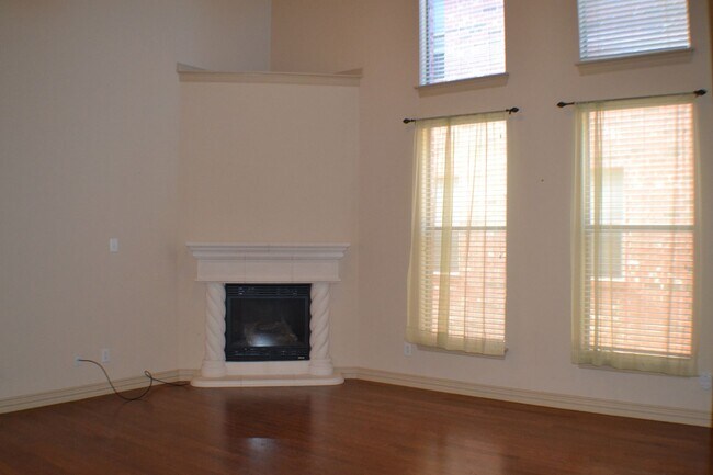 1466 Cambridge Dr in Lewisville, TX - Building Photo - Building Photo