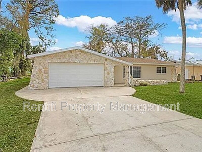 2326 Davis Blvd in Ft. Myers, FL - Building Photo