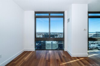 175 Huguenot St in New Rochelle, NY - Building Photo - Building Photo