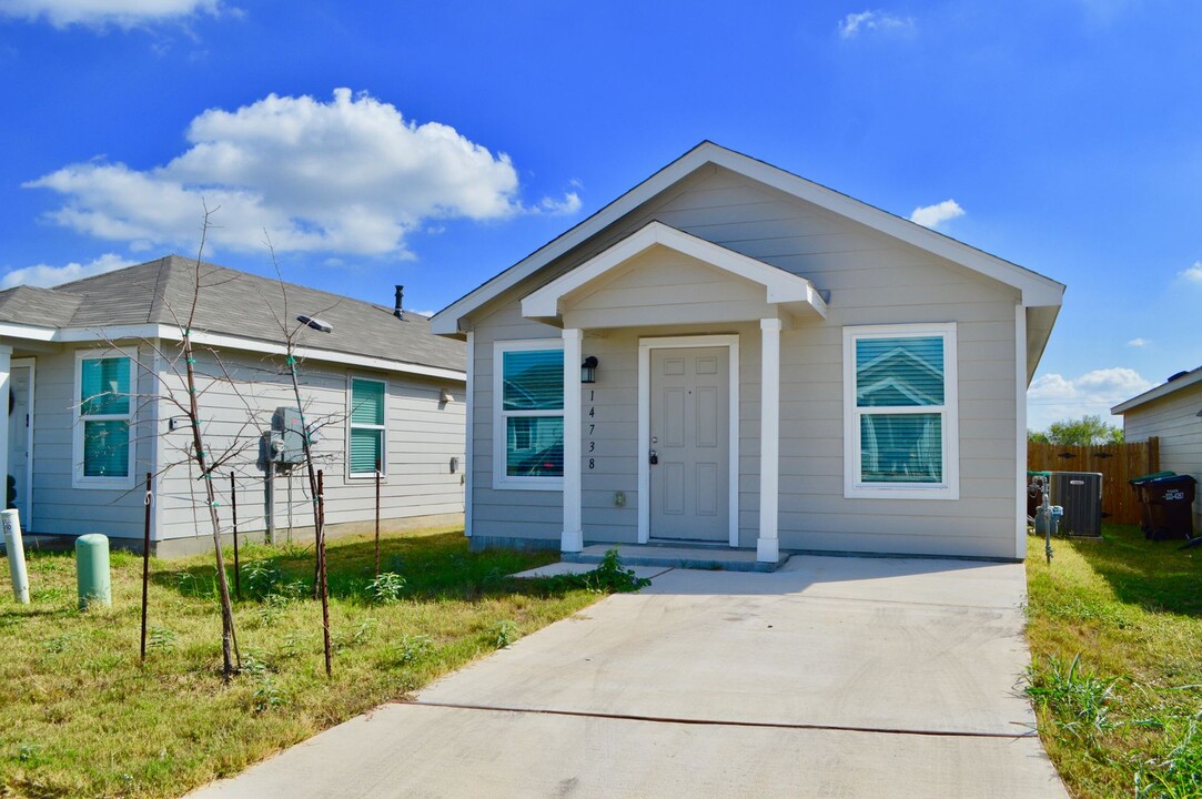 14738 Southton Basin in San Antonio, TX - Foto de edificio