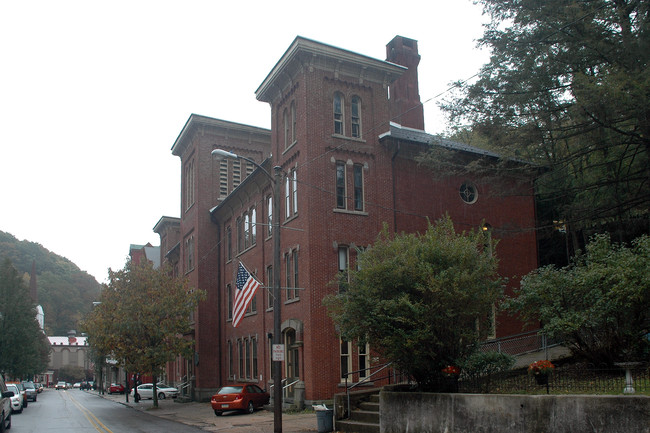 Three Towers Apartments in Jim Thorpe, PA - Foto de edificio - Building Photo