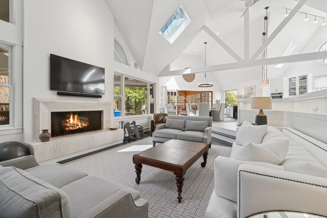 9 Long Hill Rd in East Hampton, NY - Building Photo