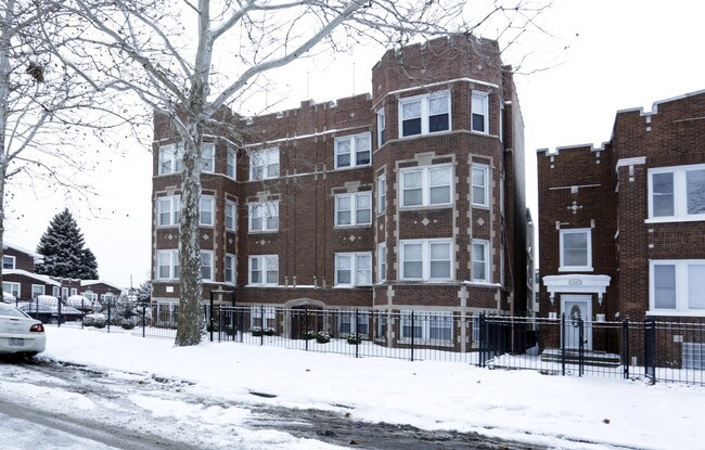 7801 S Bennett Ave in Chicago, IL - Building Photo - Building Photo