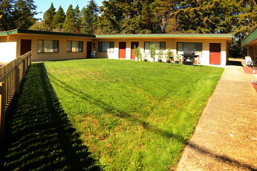 Seabreeze Apartments in Oak Harbor, WA - Building Photo