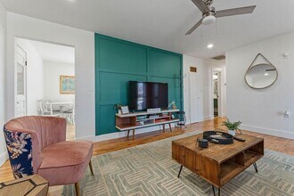 407 NW H St in Bentonville, AR - Foto de edificio - Building Photo