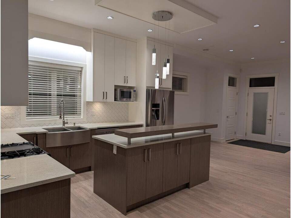 15432 26 in Surrey, BC - Building Photo