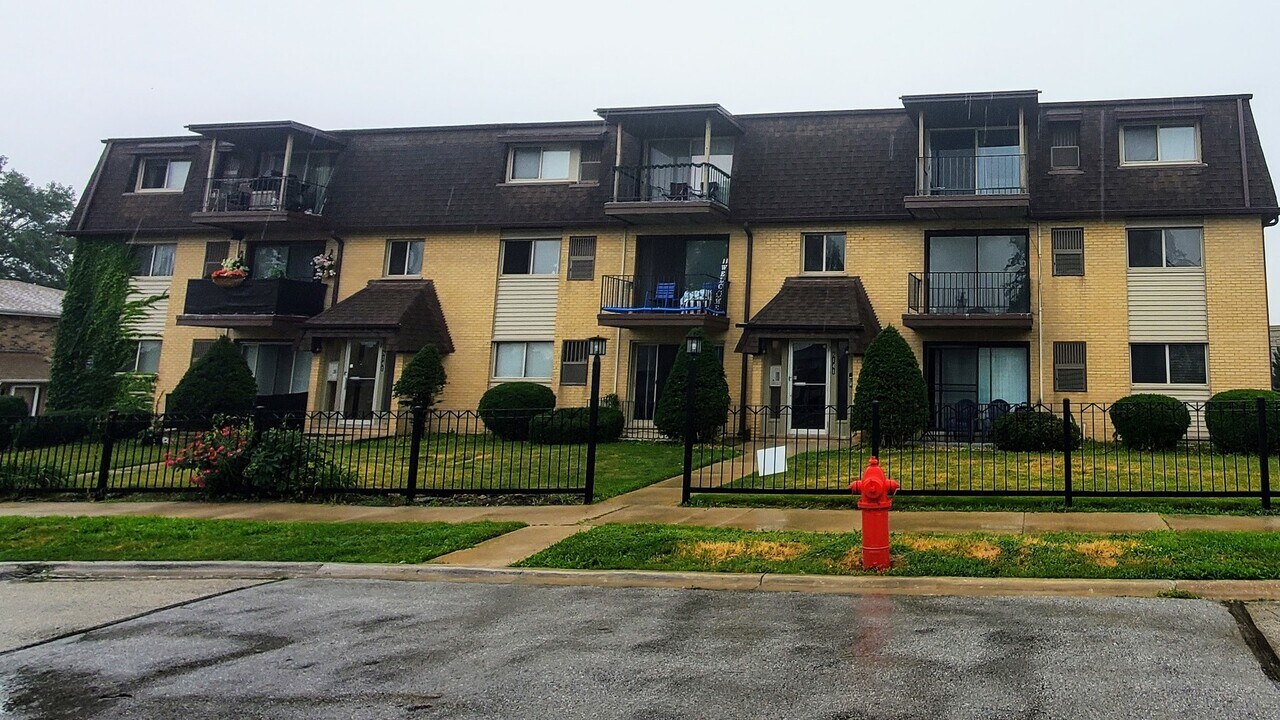 8141 W 84th Pl in Justice, IL - Foto de edificio