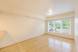 University Falls Student Housing in River Falls, WI - Foto de edificio - Interior Photo