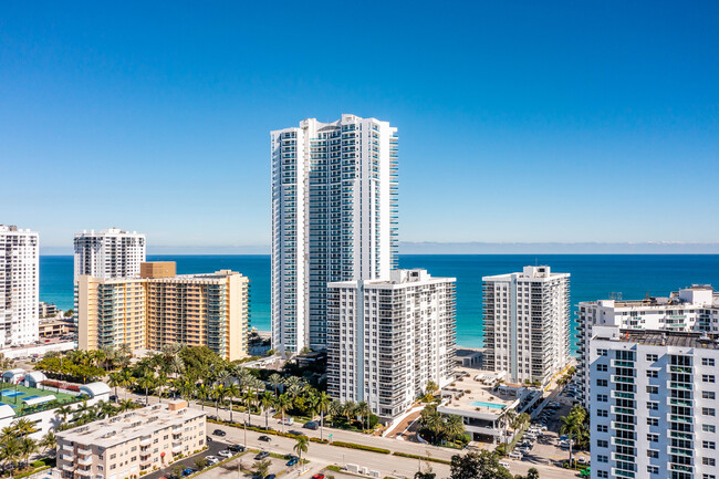 Aquarius in Hollywood, FL - Foto de edificio - Building Photo