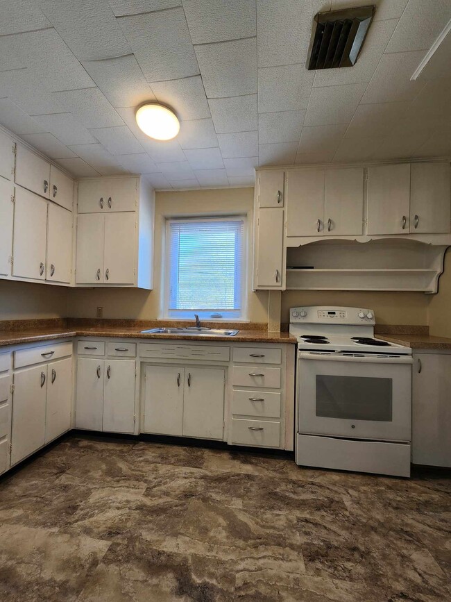 111 W 1st St, Unit 111.5 W 1st St Apt 1 in Lyons, KS - Foto de edificio - Building Photo
