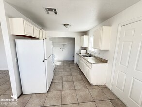 400 Duchess Ave in North Las Vegas, NV - Building Photo - Building Photo