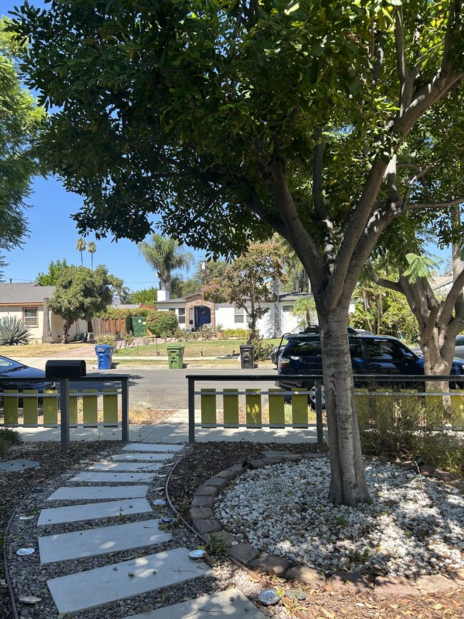 22116 Gilmore St in Canoga Park, CA - Foto de edificio - Building Photo