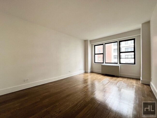EAST 63 STREET / Spacious Sunlit 1-Bed 1-B in New York, NY - Building Photo - Building Photo
