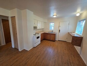 5046 N Shore Diamond Lake Rd in Newport, WA - Building Photo - Building Photo