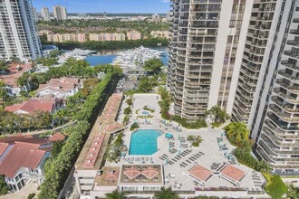 19667 Turnberry Way, Unit 3F in Miami, FL - Building Photo - Building Photo