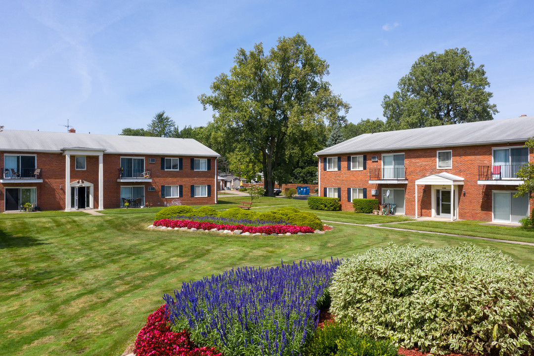 Franklin Square Apartments in Livonia, MI - Foto de edificio