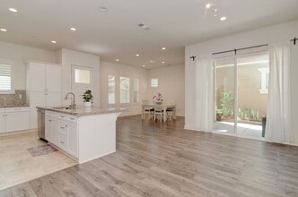 202 W Tribella Ct in Santa Ana, CA - Building Photo - Building Photo