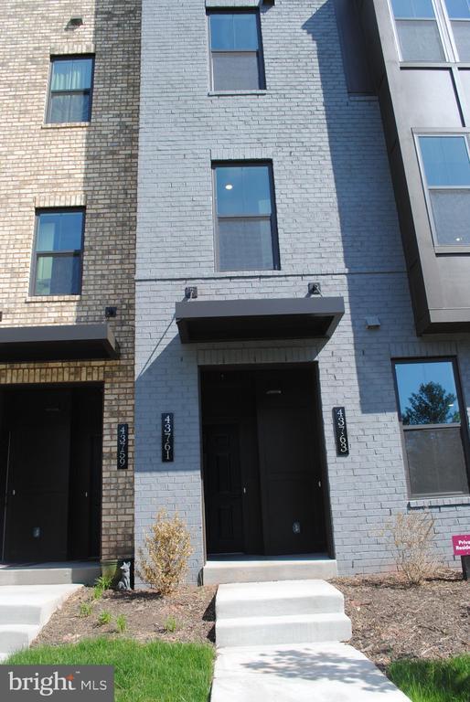 property at 43761 Metro Ter