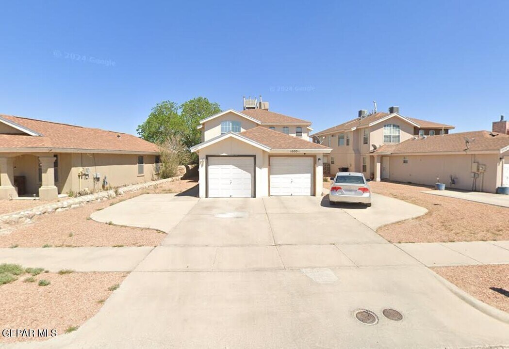 1600 Hartsdale Dr in Horizon City, TX - Building Photo