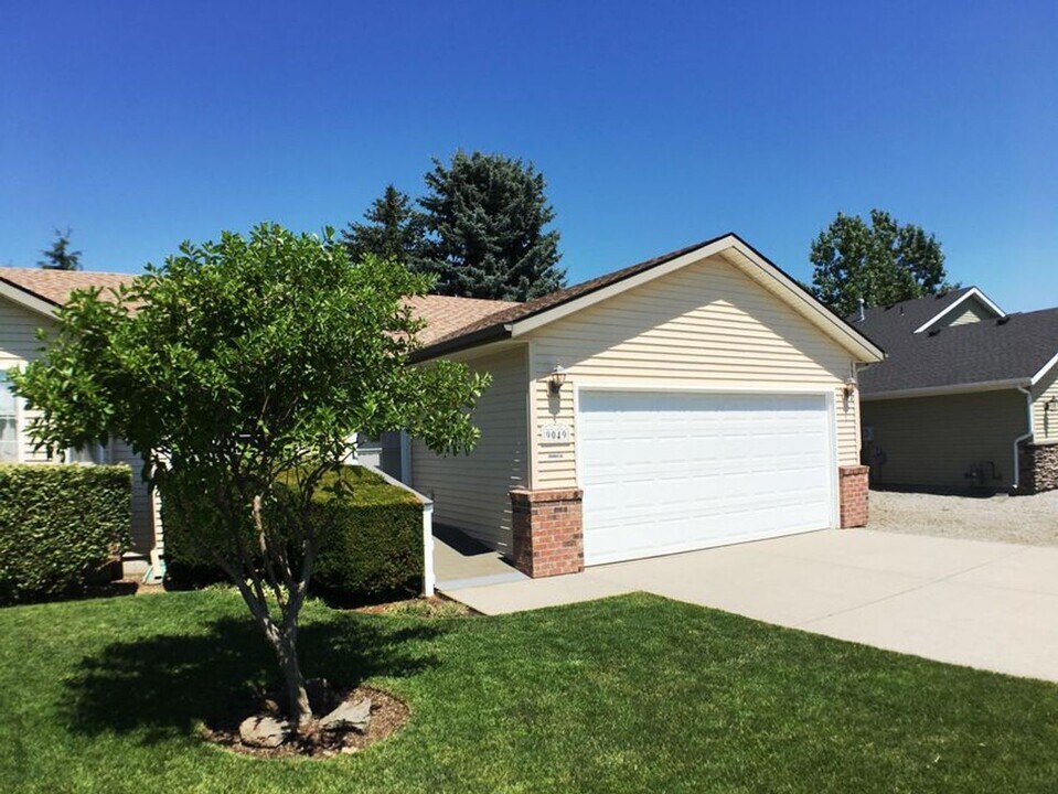9049 Torrey Ln in Hayden, ID - Building Photo