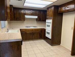 7405 Quailwood Dr-Unit -C in Bakersfield, CA - Building Photo - Building Photo