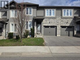 120 Vineberg Dr in Hamilton, ON - Building Photo