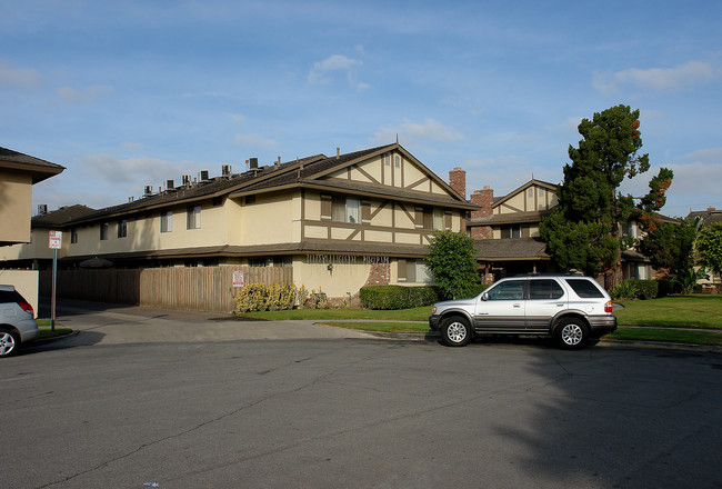 Showcase Townhouse Apartments in Anaheim, CA - Building Photo - Building Photo