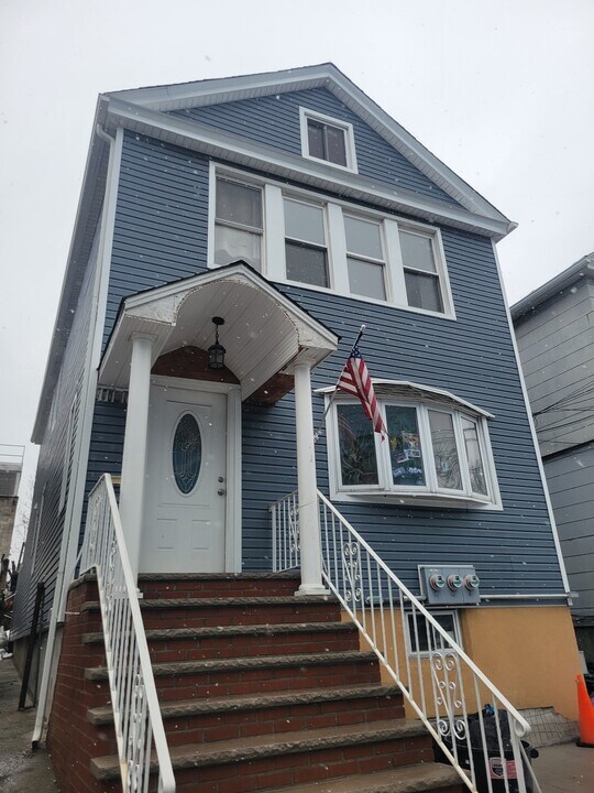 11110 14th Ave, Unit 2 in College Point, NY - Foto de edificio