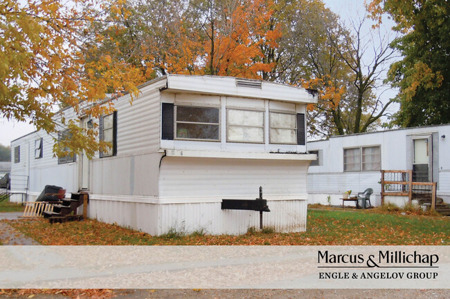 Country Gardens Park in Bushnell, IL - Foto de edificio - Building Photo