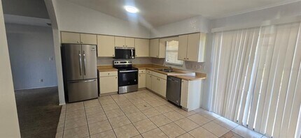 525 Altoona St NW in Port Charlotte, FL - Building Photo - Building Photo